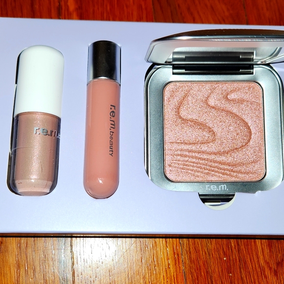 R.E.M. Beauty Yours Truly Makeup Set - Picture 3 of 3